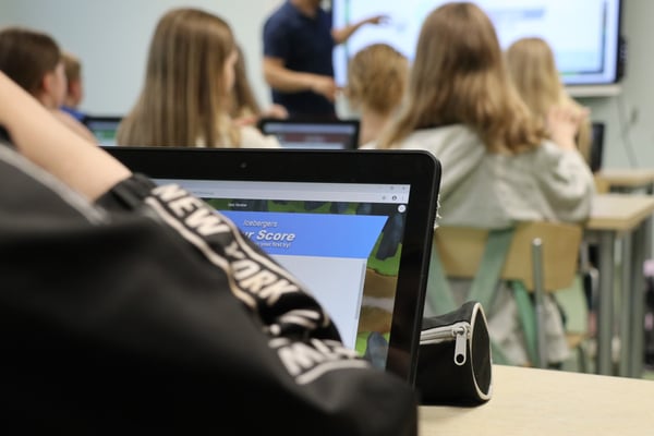 barn i klasserommet med en interkativ skjerm